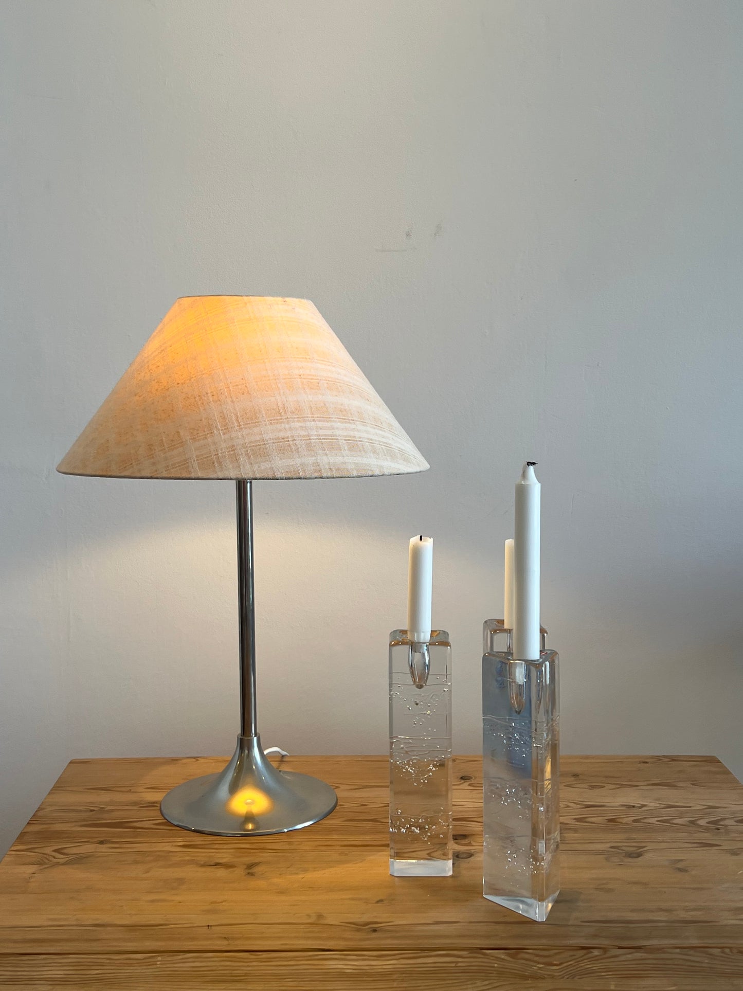 Table light w. checkered shade