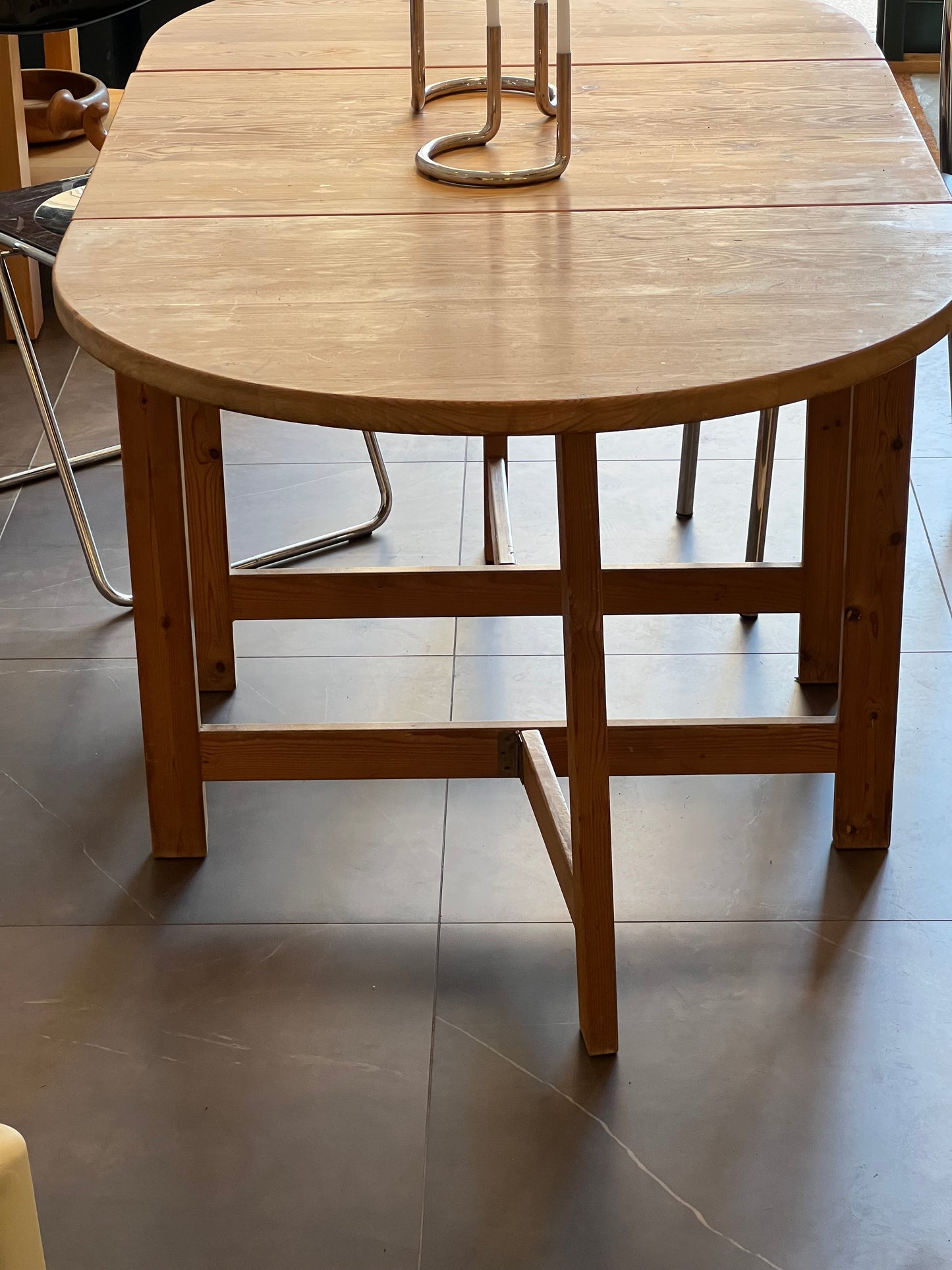 Adjustable dining table