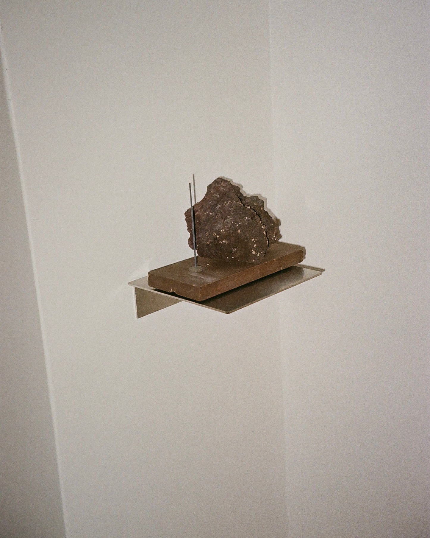 Floating pedestal