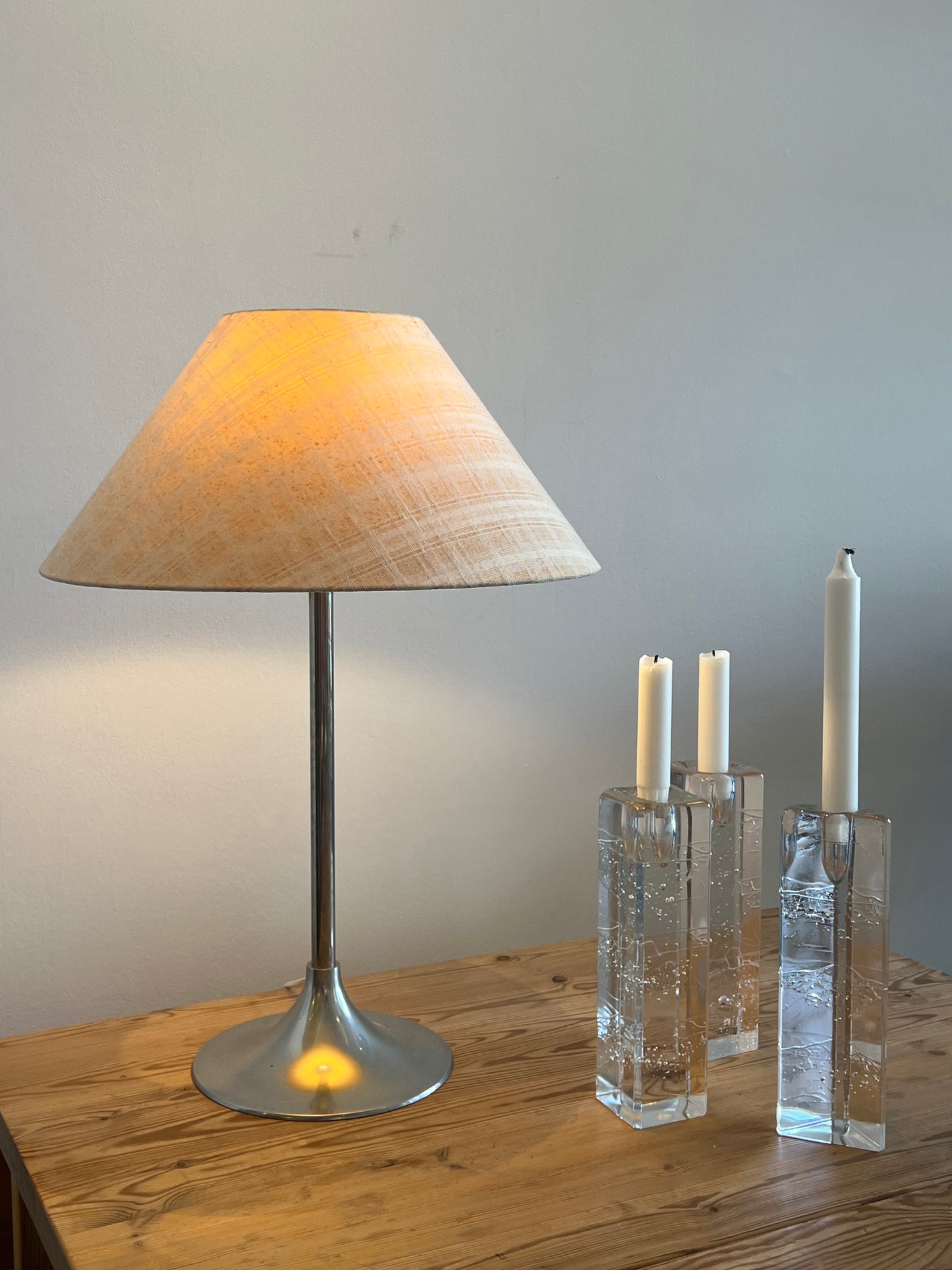 Table light w. checkered shade