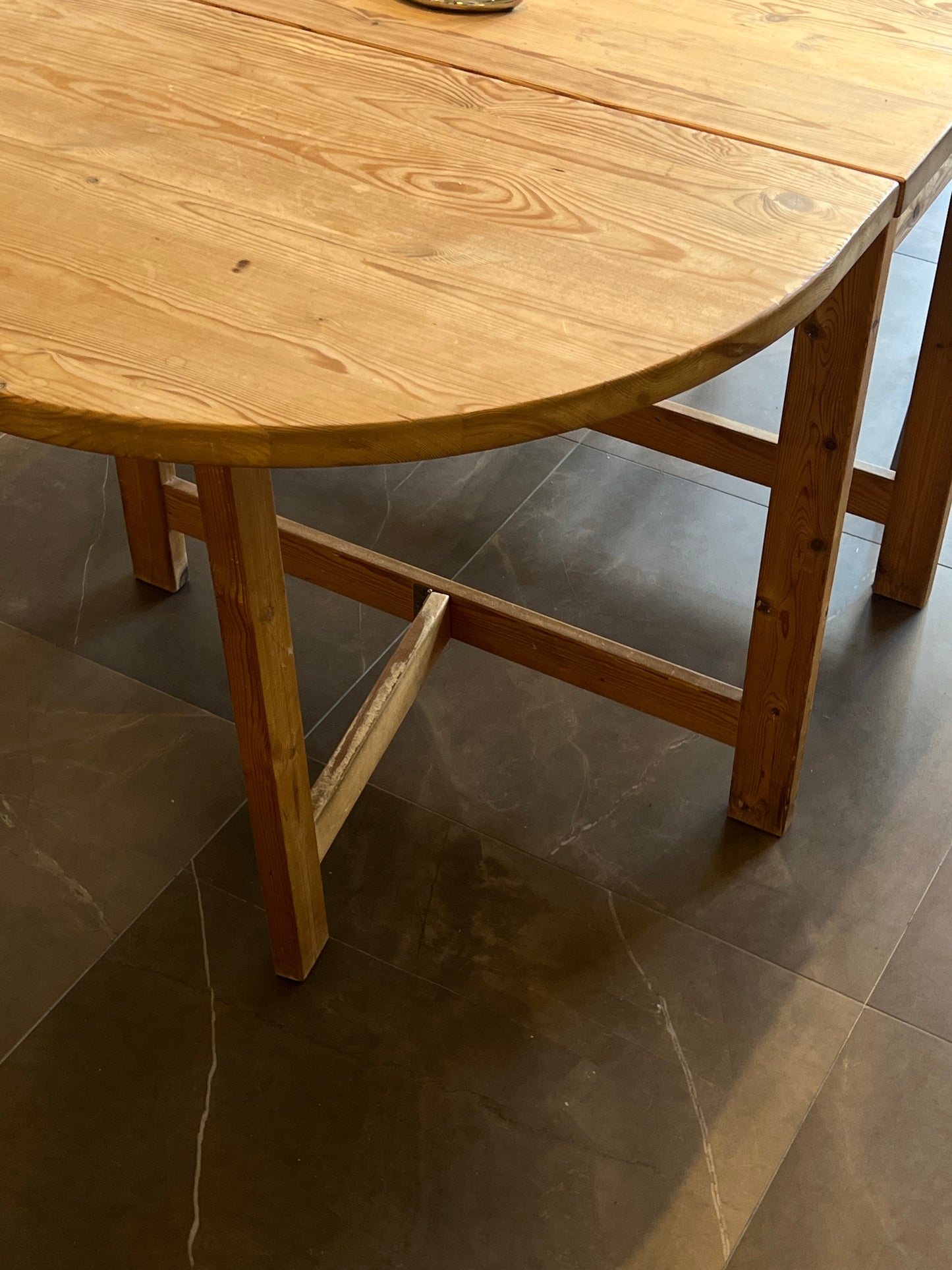 Adjustable dining table