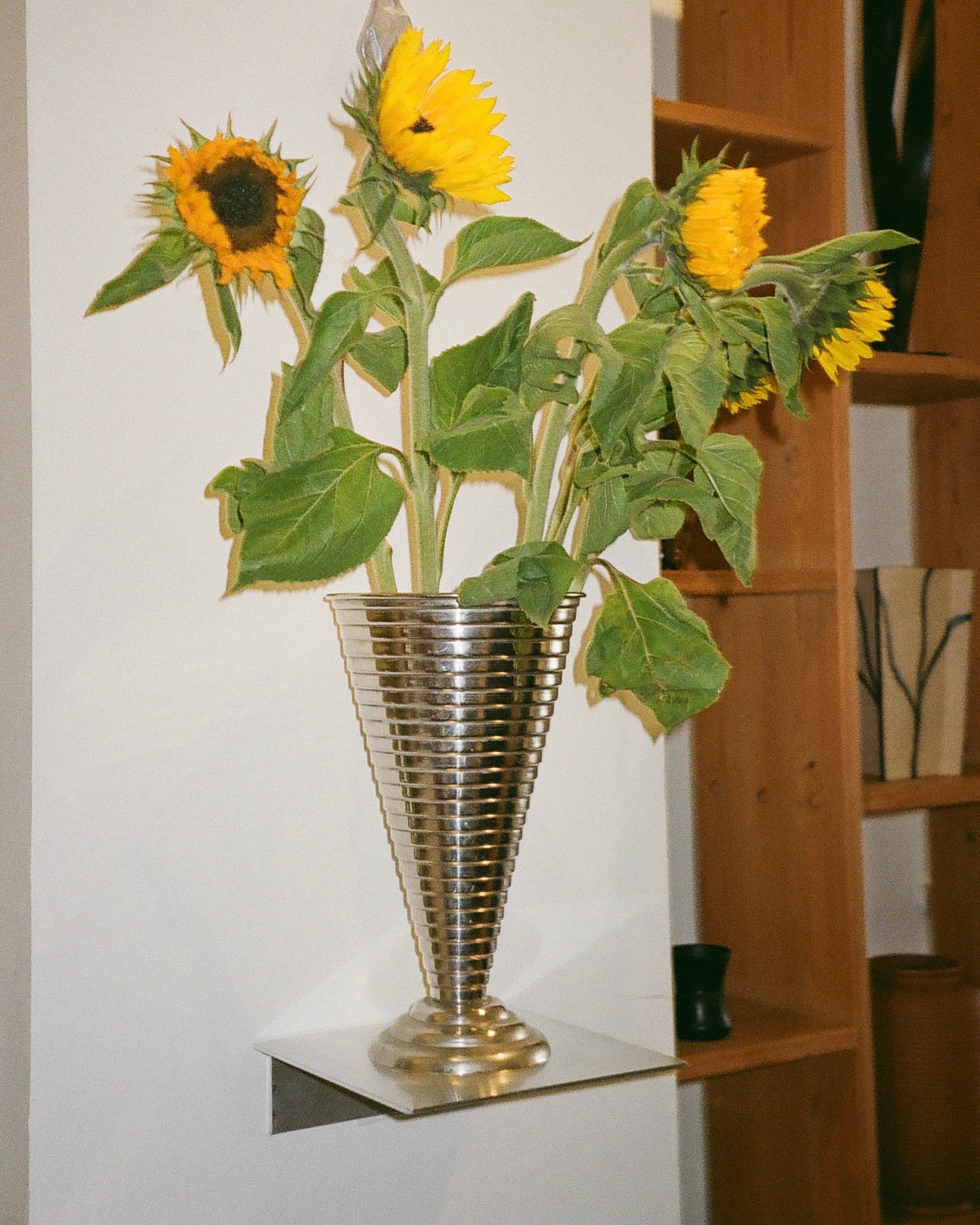 Floating pedestal