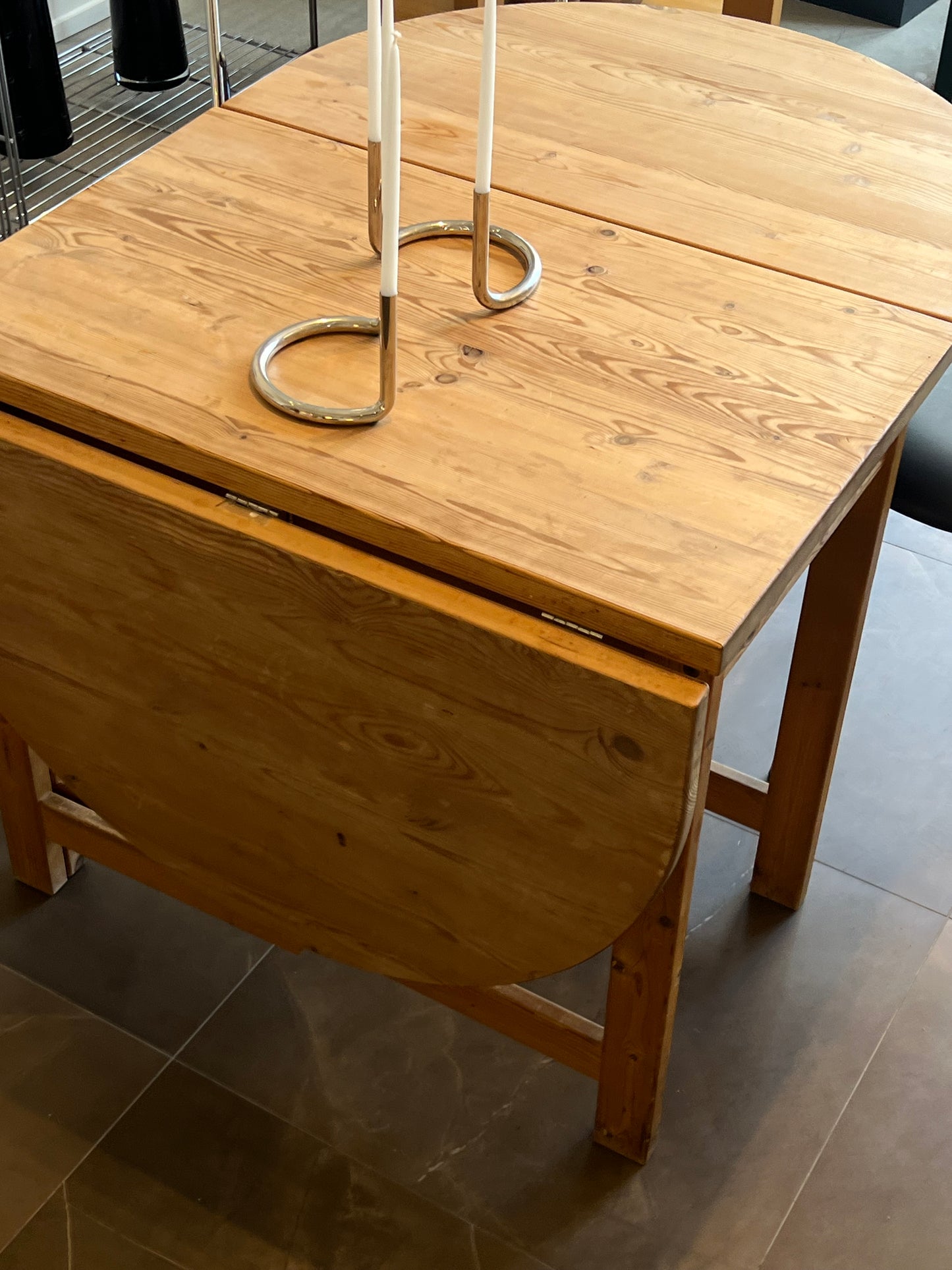 Adjustable dining table