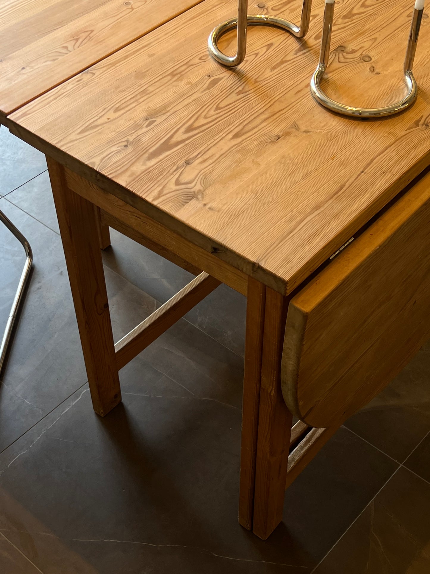 Adjustable dining table