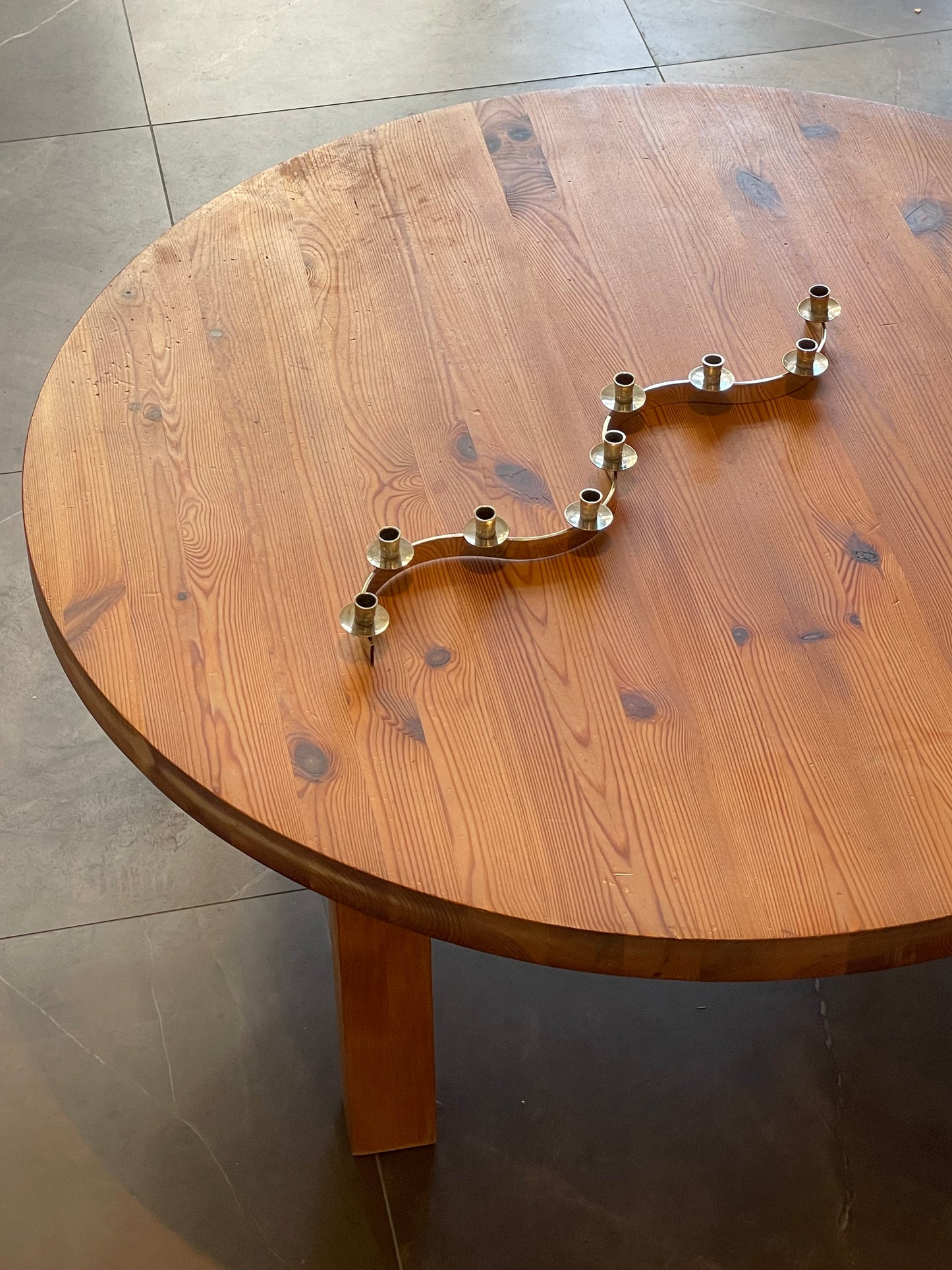 Swirl candle holder